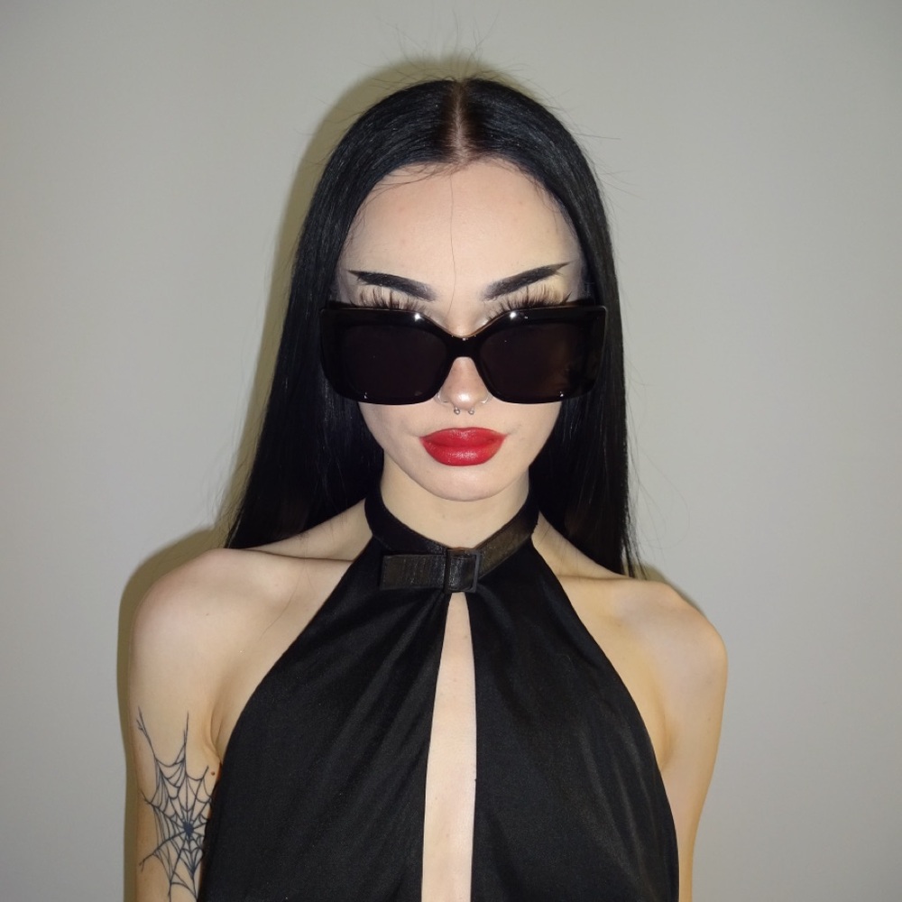 Elegant Black Oversized Sunglasses